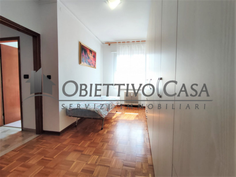 Proponiamo in affitto uno spazioso appartamento situato nel quartiere Guizza a due minuti a piedi...