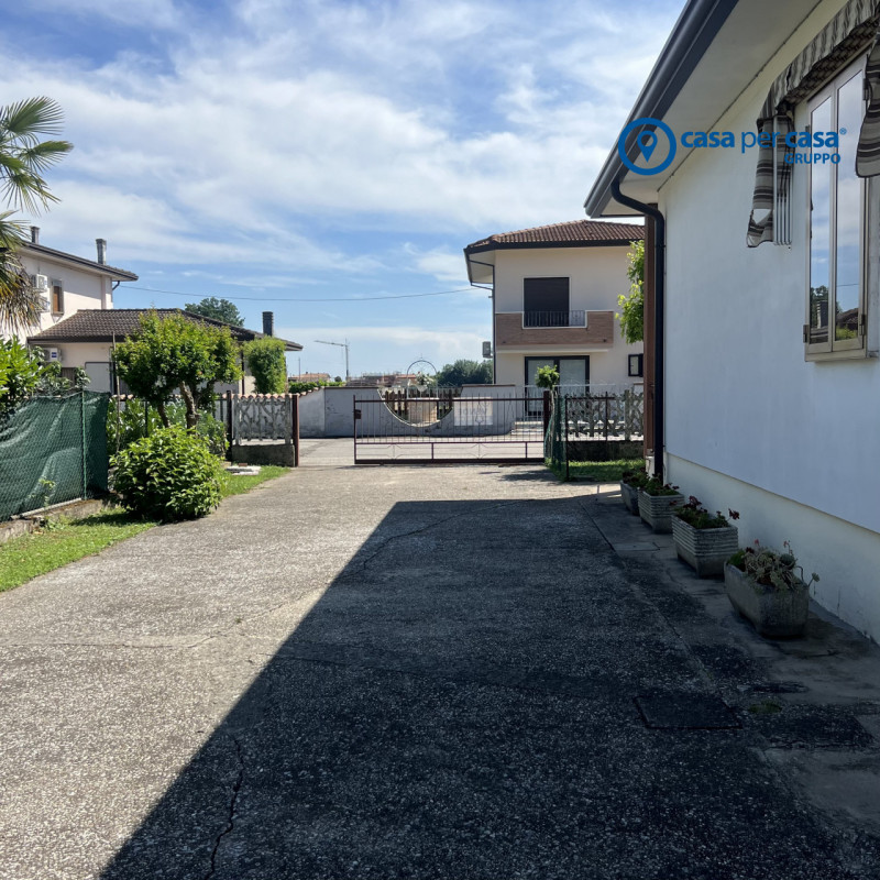 APPROVATO GRUPPO CASA PER CASA: VALUTATO, CONTROLLATO, GESTITO IN ESCLUSIVA!

ZONA:
L'immobile si...