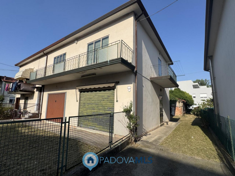 Immobile in esclusiva al Gruppo Padova MLS
Interessante casa accostata con tre lati libera dispos...