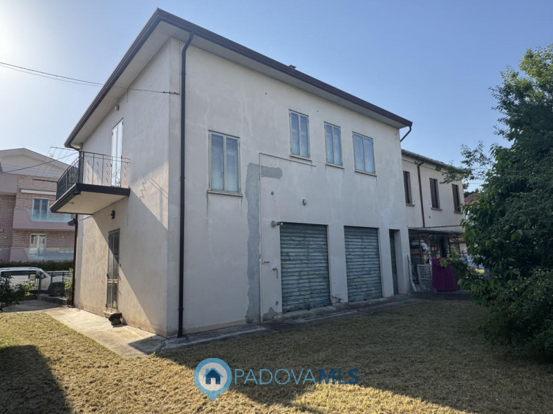 Immobile in esclusiva al Gruppo Padova MLS
Interessante casa accostata con tre lati libera dispos...