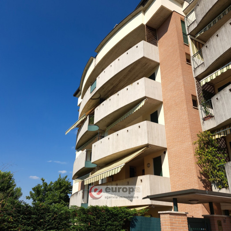 VICENZA, Semicentro Nord, zona riparata e silenziosa, vendesi appartamento quadrilocale con 2 ter...