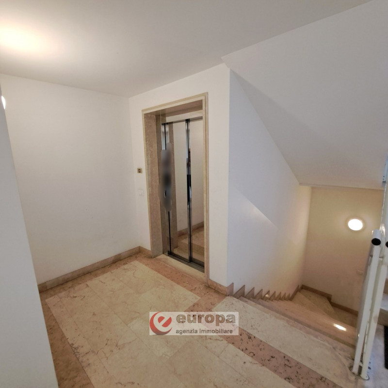 VICENZA, Semicentro Nord, zona riparata e silenziosa, vendesi appartamento quadrilocale con 2 ter...