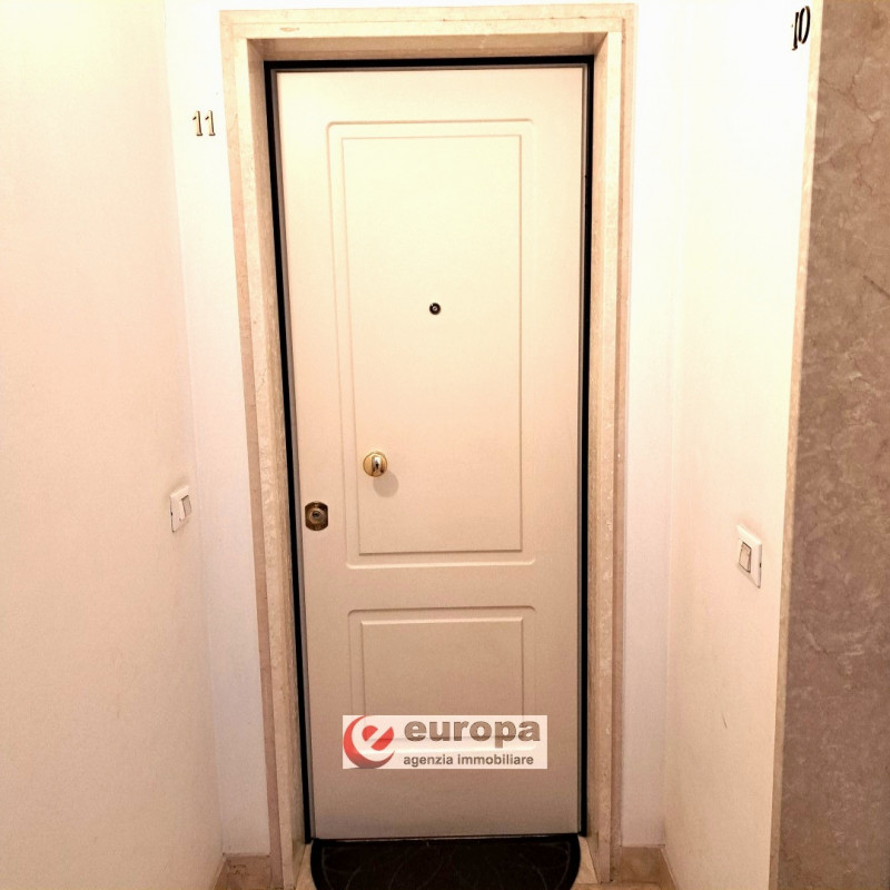 VICENZA, Semicentro Nord, zona riparata e silenziosa, vendesi appartamento quadrilocale con 2 ter...