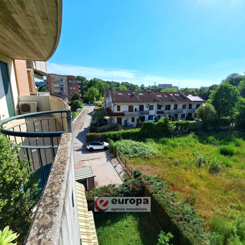 VICENZA, Semicentro Nord, zona riparata e silenziosa, vendesi appartamento quadrilocale con 2 ter...