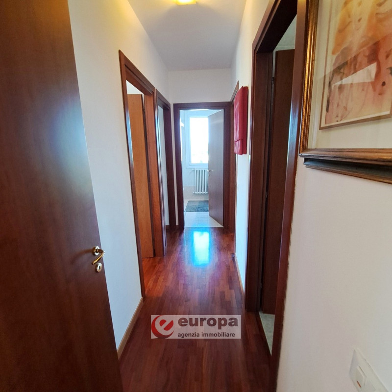 VICENZA, Semicentro Nord, zona riparata e silenziosa, vendesi appartamento quadrilocale con 2 ter...