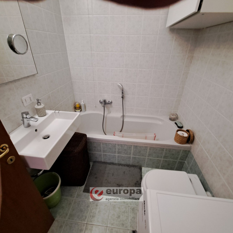 VICENZA, Semicentro Nord, zona riparata e silenziosa, vendesi appartamento quadrilocale con 2 ter...