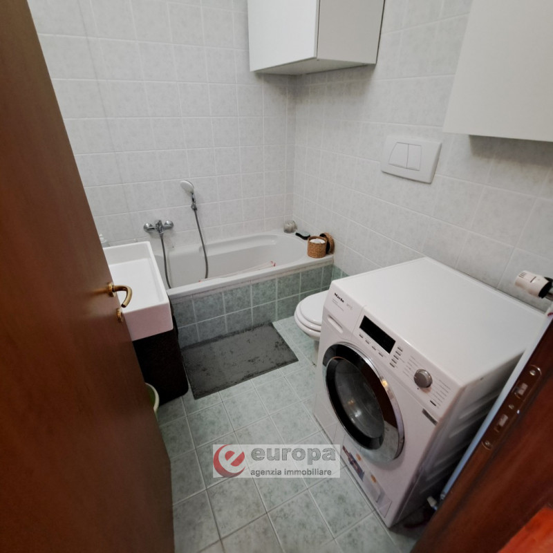 VICENZA, Semicentro Nord, zona riparata e silenziosa, vendesi appartamento quadrilocale con 2 ter...