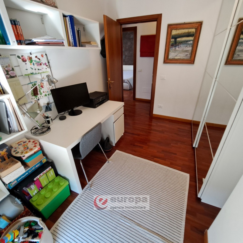 VICENZA, Semicentro Nord, zona riparata e silenziosa, vendesi appartamento quadrilocale con 2 ter...