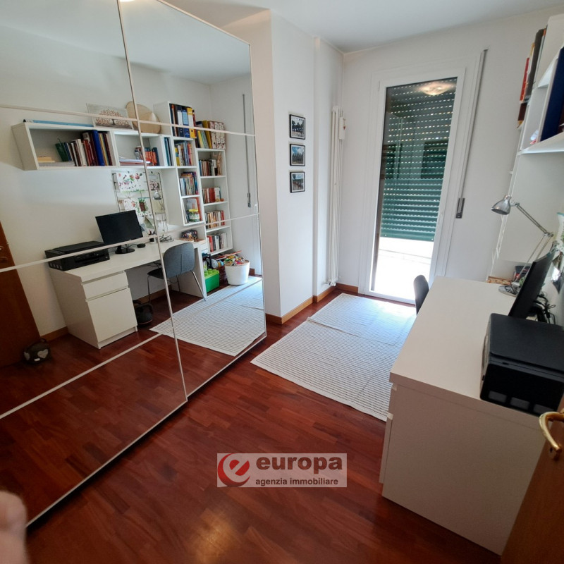 VICENZA, Semicentro Nord, zona riparata e silenziosa, vendesi appartamento quadrilocale con 2 ter...