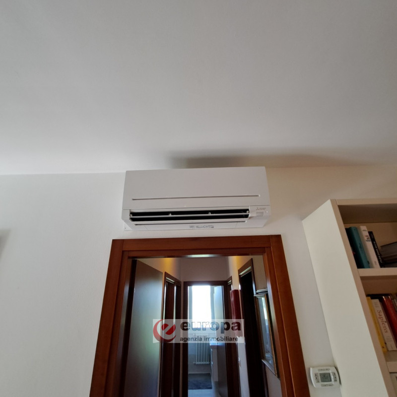 VICENZA, Semicentro Nord, zona riparata e silenziosa, vendesi appartamento quadrilocale con 2 ter...