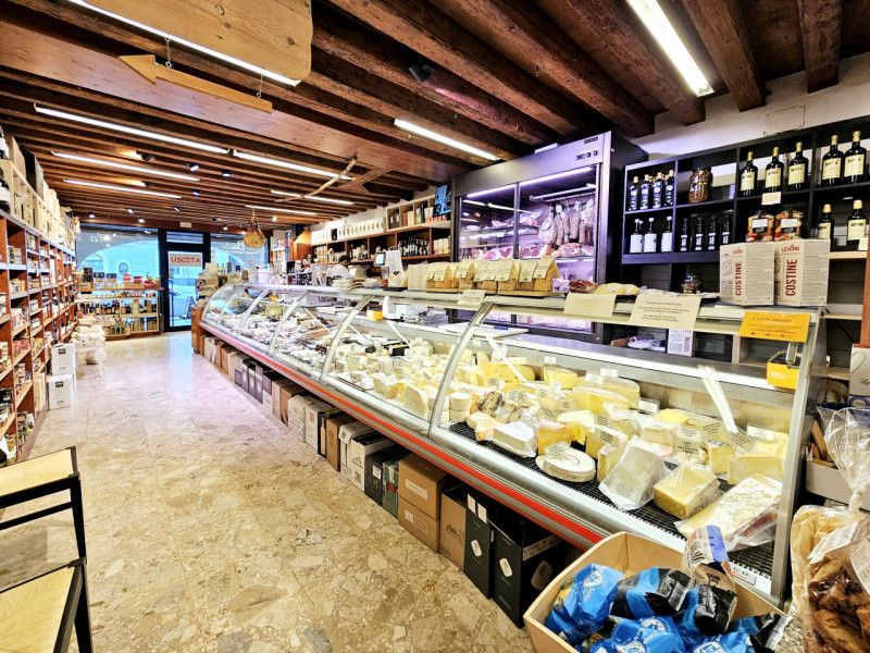 Situata in Centro a Este, proponiamo in vendita avviata attività di specialità alimentari e gastr...