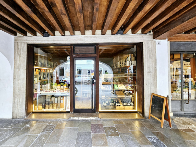 Situata in Centro a Este, proponiamo in vendita avviata attività di specialità alimentari e gastr...