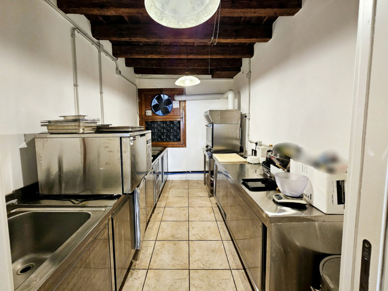 Situata in Centro a Este, proponiamo in vendita avviata attività di specialità alimentari e gastr...