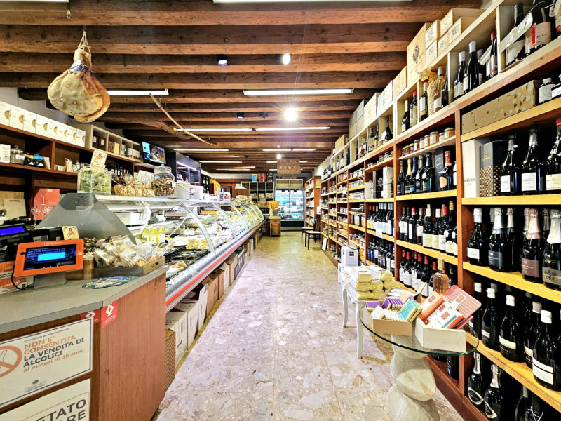 Situata in Centro a Este, proponiamo in vendita avviata attività di specialità alimentari e gastr...