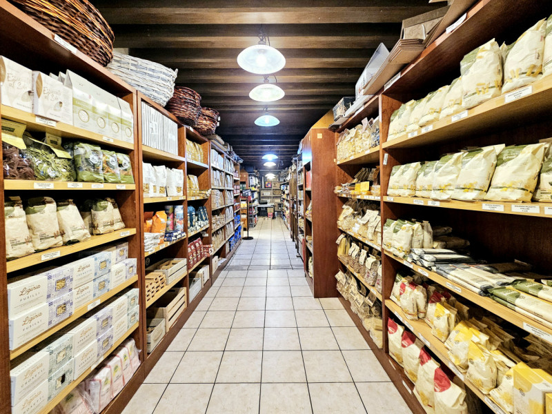 Situata in Centro a Este, proponiamo in vendita avviata attività di specialità alimentari e gastr...
