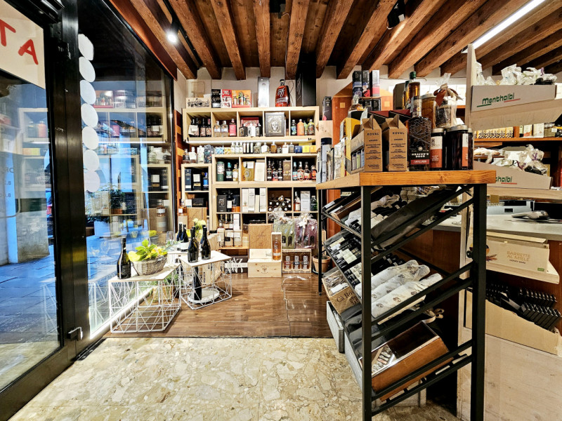 Situata in Centro a Este, proponiamo in vendita avviata attività di specialità alimentari e gastr...