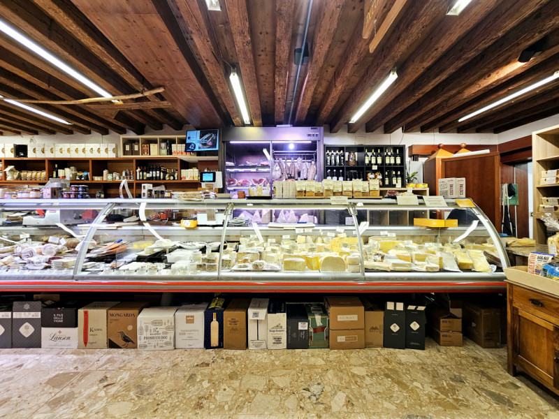 Situata in Centro a Este, proponiamo in vendita avviata attività di specialità alimentari e gastr...