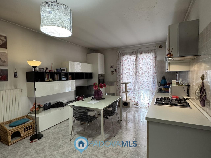 Immobile in esclusiva al Gruppo Padova MLS
Luminoso appartamento ultimo piano in piccola palazzin...