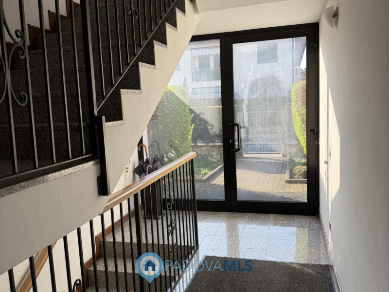Immobile in esclusiva al Gruppo Padova MLS
Luminoso appartamento ultimo piano in piccola palazzin...