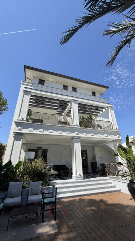 Scopri questa straordinaria casa singola terratetto in vendita, situata nel prestigioso centro di...