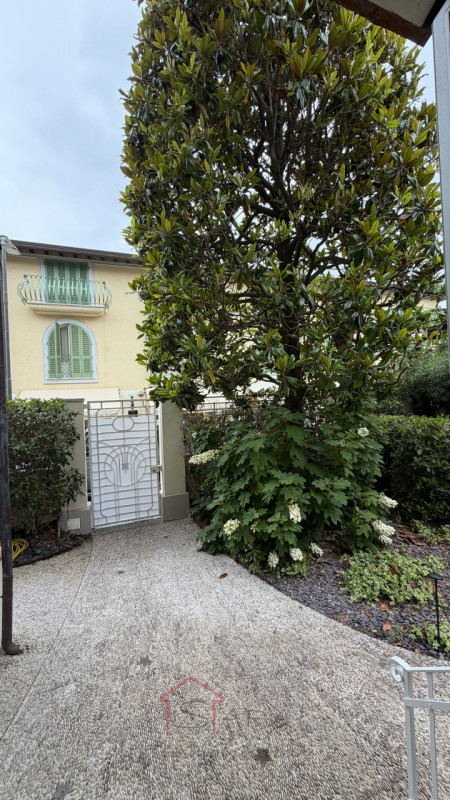 Scopri questa straordinaria casa singola terratetto in vendita, situata nel prestigioso centro di...