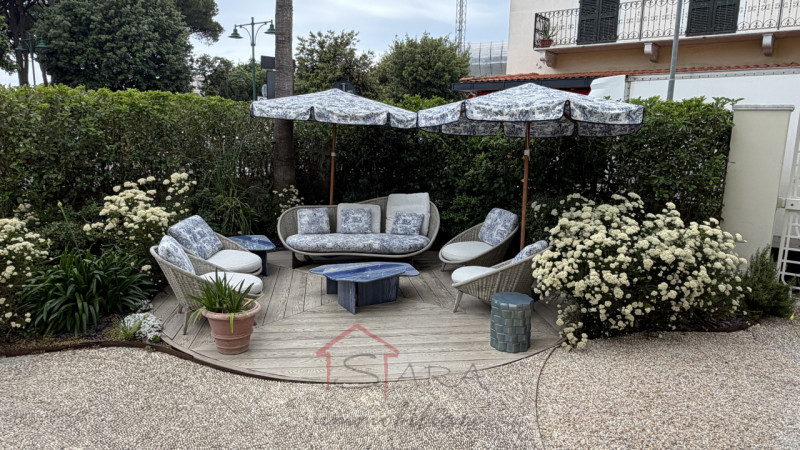 Scopri questa straordinaria casa singola terratetto in vendita, situata nel prestigioso centro di...