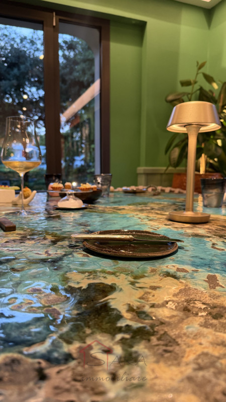 Nel cuore più ambito ed esclusivo di Forte dei Marmi, proponiamo in vendita un raffinato appartam...