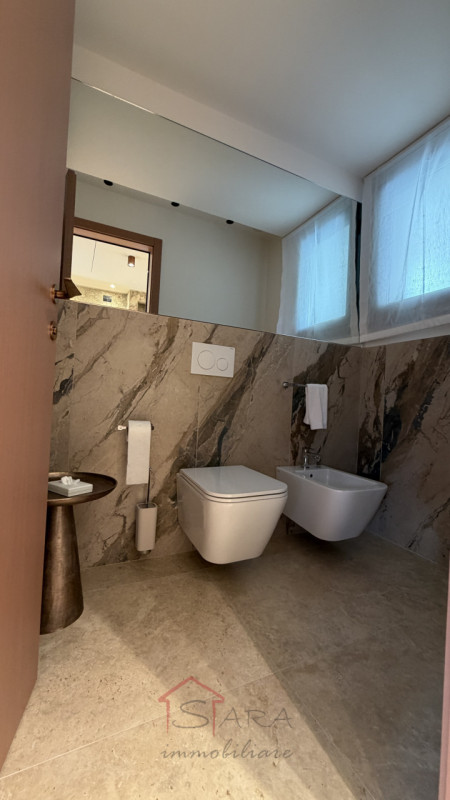 Nel cuore più ambito ed esclusivo di Forte dei Marmi, proponiamo in vendita un raffinato appartam...