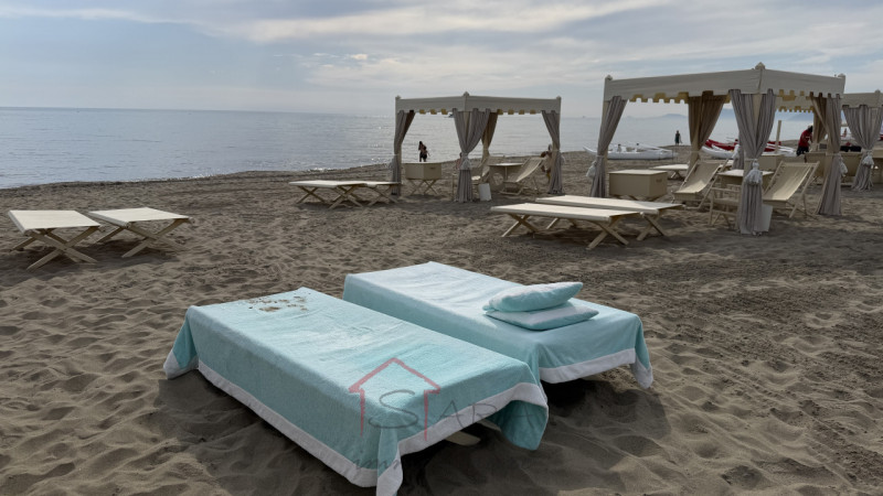 Nel cuore più ambito ed esclusivo di Forte dei Marmi, proponiamo in vendita un raffinato appartam...