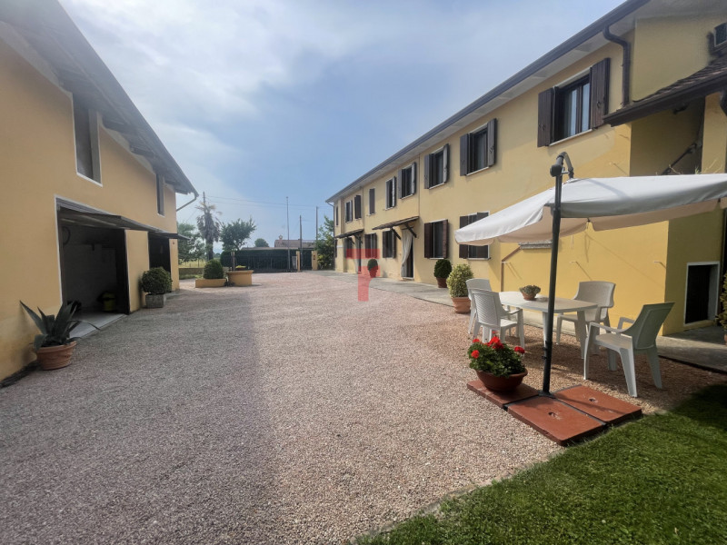 Nel cuore di Polverara, proponiamo in vendita un'opportunità unica: due appartamenti adiacenti co...