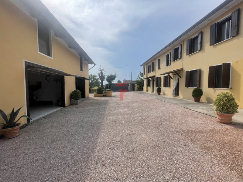 Nel cuore di Polverara, proponiamo in vendita un'opportunità unica: due appartamenti adiacenti co...