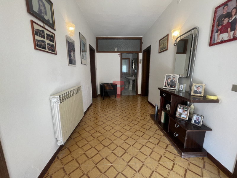 Nel cuore di Polverara, proponiamo in vendita un'opportunità unica: due appartamenti adiacenti co...