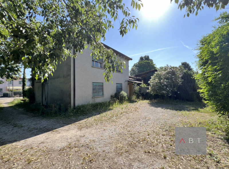 Casa singola divisa in due unità abitative e così composte:
-abitazione al piano terra con ingres...