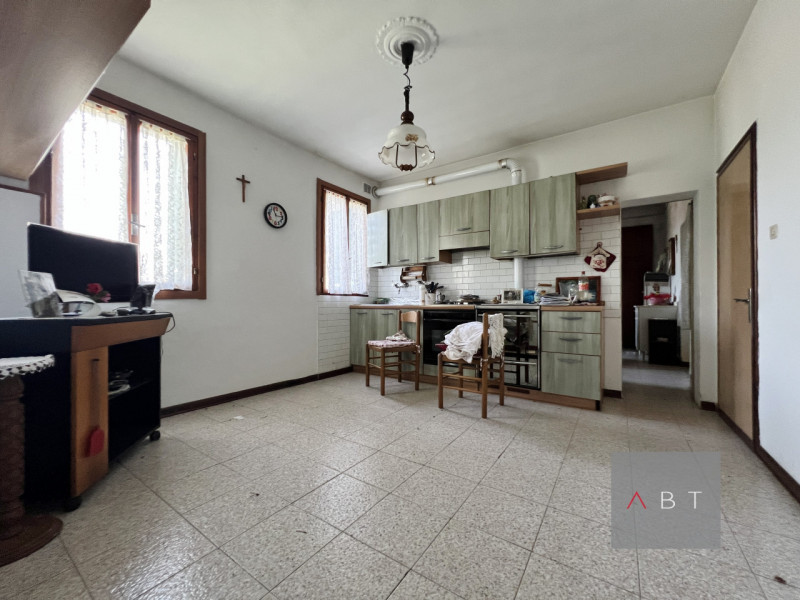 Casa singola divisa in due unità abitative e così composte:
-abitazione al piano terra con ingres...