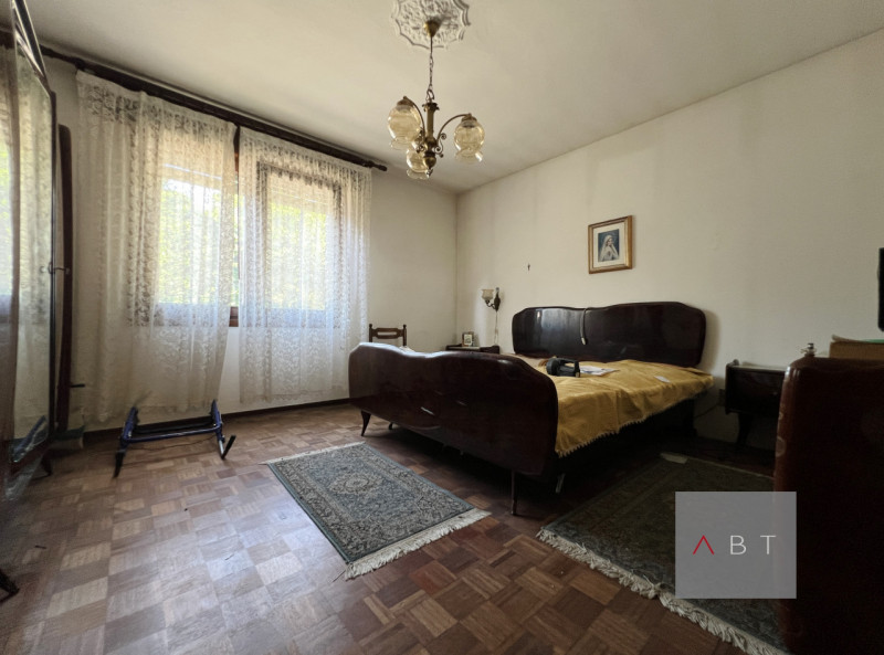 Casa singola divisa in due unità abitative e così composte:
-abitazione al piano terra con ingres...