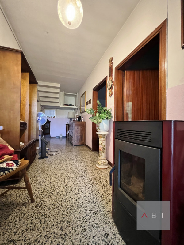 Casa singola divisa in due unità abitative e così composte:
-abitazione al piano terra con ingres...