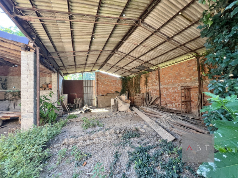 Casa singola divisa in due unità abitative e così composte:
-abitazione al piano terra con ingres...