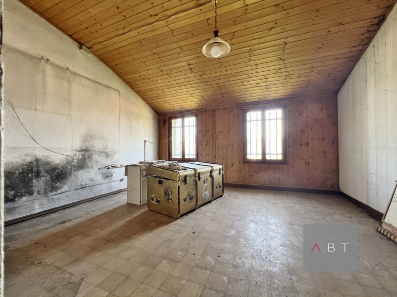 Casa singola divisa in due unità abitative e così composte:
-abitazione al piano terra con ingres...