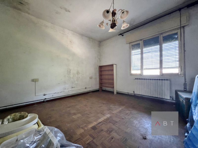 Casa singola divisa in due unità abitative e così composte:
-abitazione al piano terra con ingres...