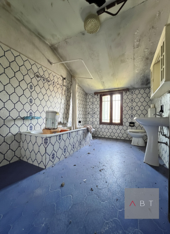 Casa singola divisa in due unità abitative e così composte:
-abitazione al piano terra con ingres...
