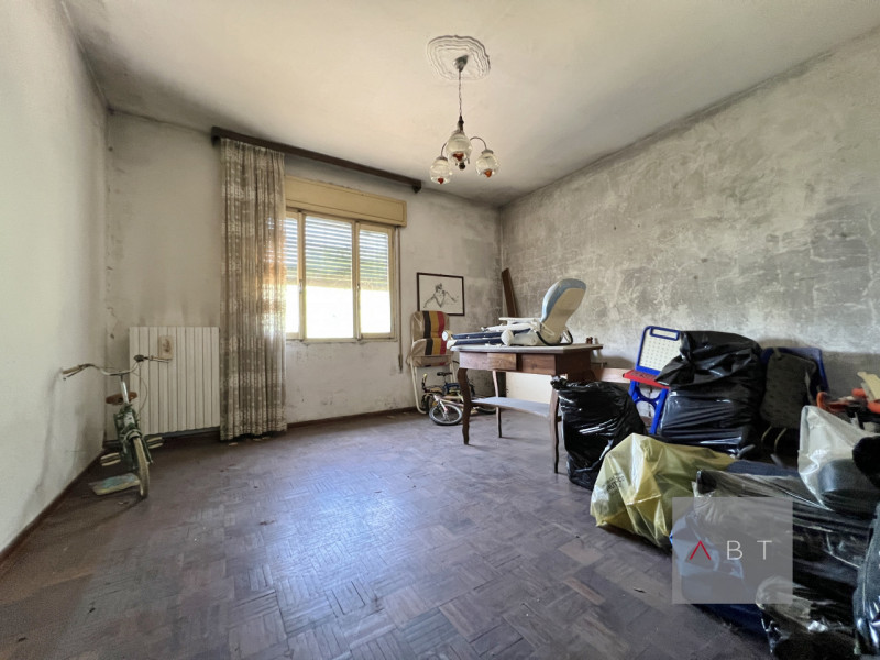 Casa singola divisa in due unità abitative e così composte:
-abitazione al piano terra con ingres...