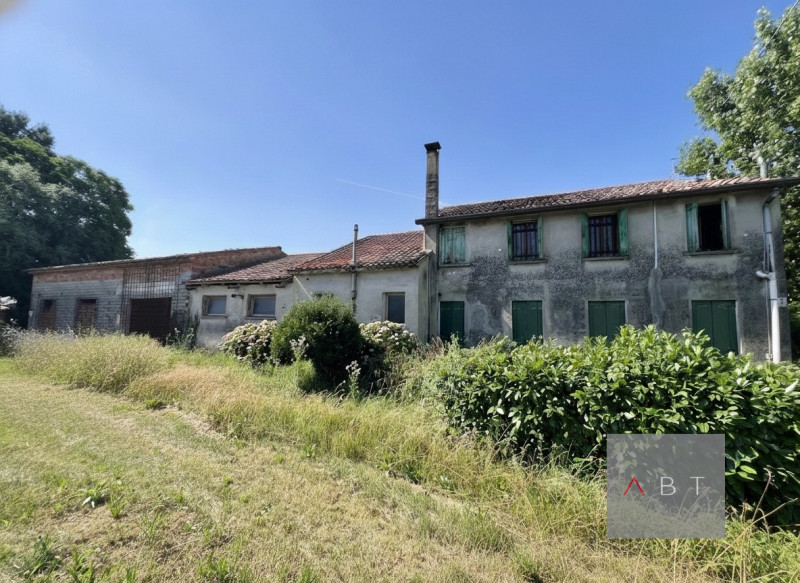 Casa singola divisa in due unità abitative e così composte:
-abitazione al piano terra con ingres...