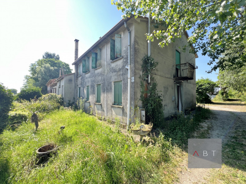 Casa singola divisa in due unità abitative e così composte:
-abitazione al piano terra con ingres...