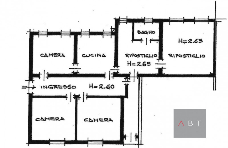 Casa singola divisa in due unità abitative e così composte:
-abitazione al piano terra con ingres...