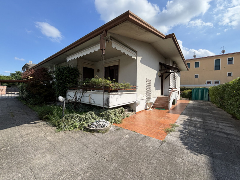 Nel cuore pulsante di Caldogno, in una tranquilla via chiusa riservata esclusivamente ai resident...
