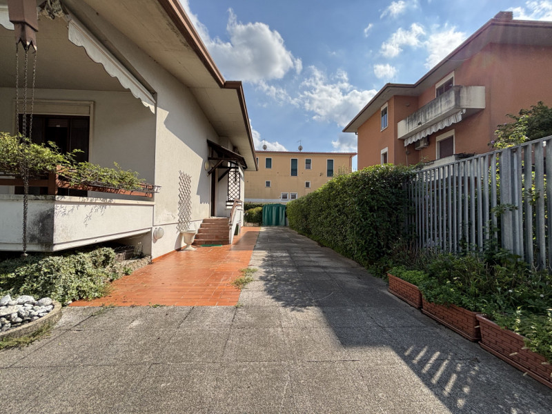 Nel cuore pulsante di Caldogno, in una tranquilla via chiusa riservata esclusivamente ai resident...