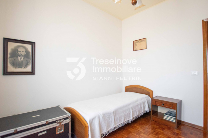 In esclusiva, proponiamo in vendita un appartamento quadrilocale al piano terra situato tra Musse...