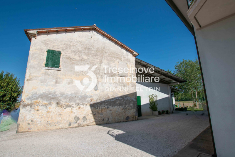 In esclusiva, proponiamo in vendita un appartamento quadrilocale al piano terra situato tra Musse...