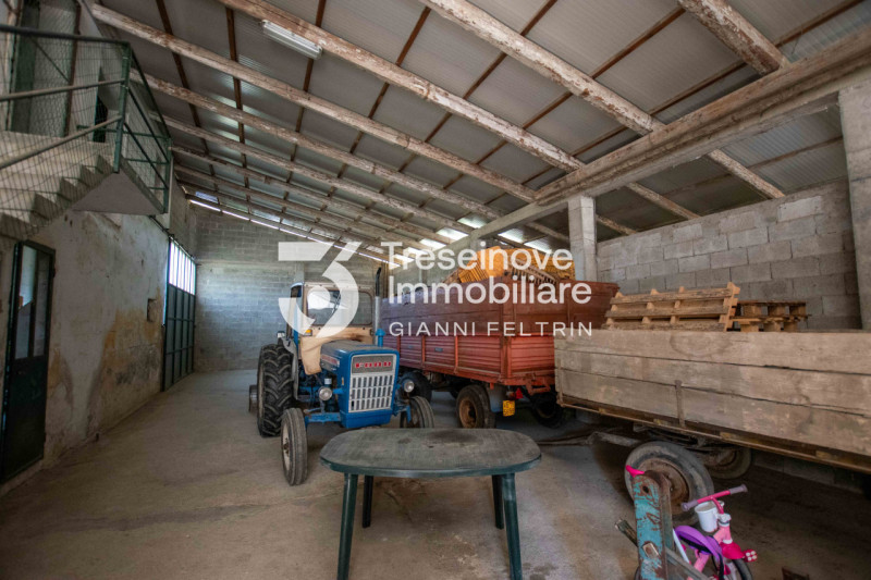 In esclusiva, proponiamo in vendita un appartamento quadrilocale al piano terra situato tra Musse...