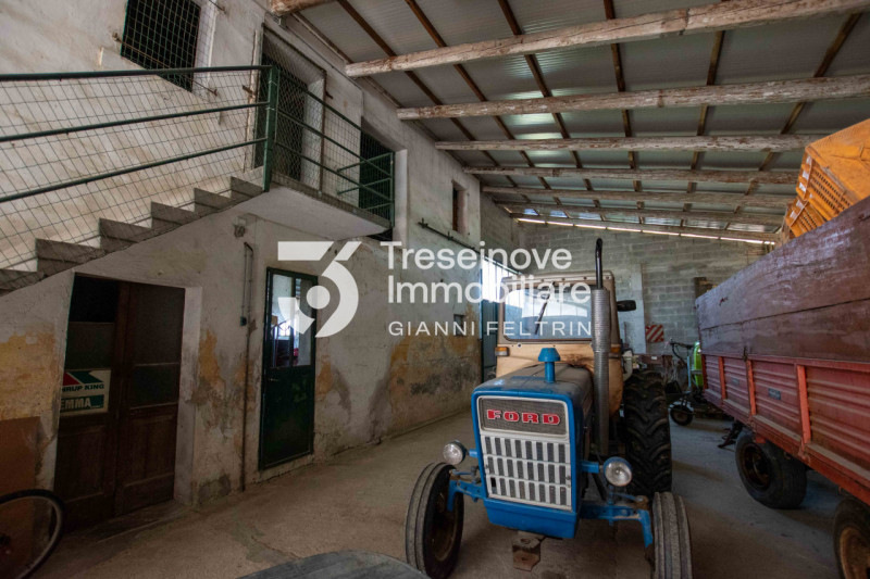 In esclusiva, proponiamo in vendita un appartamento quadrilocale al piano terra situato tra Musse...